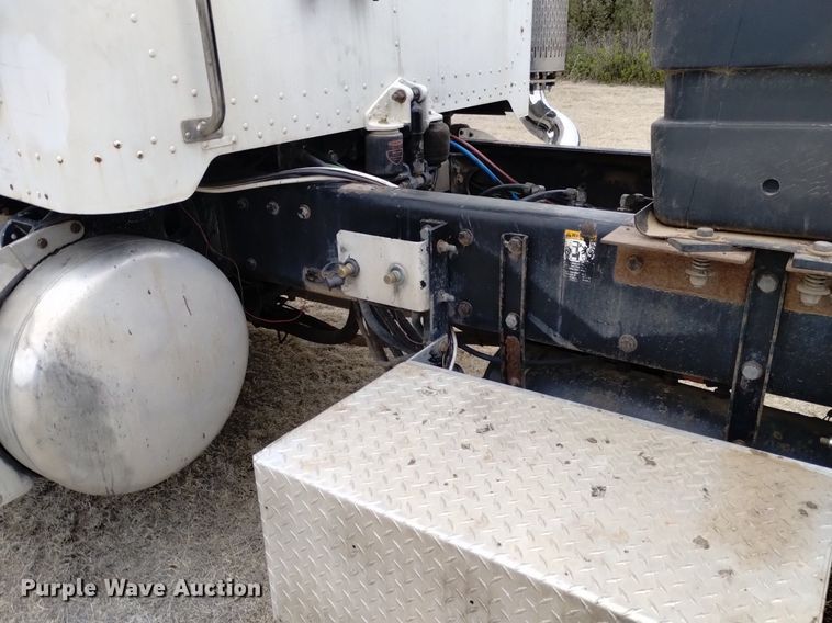 image for item LO9001 2000 Peterbilt 379 semi truck