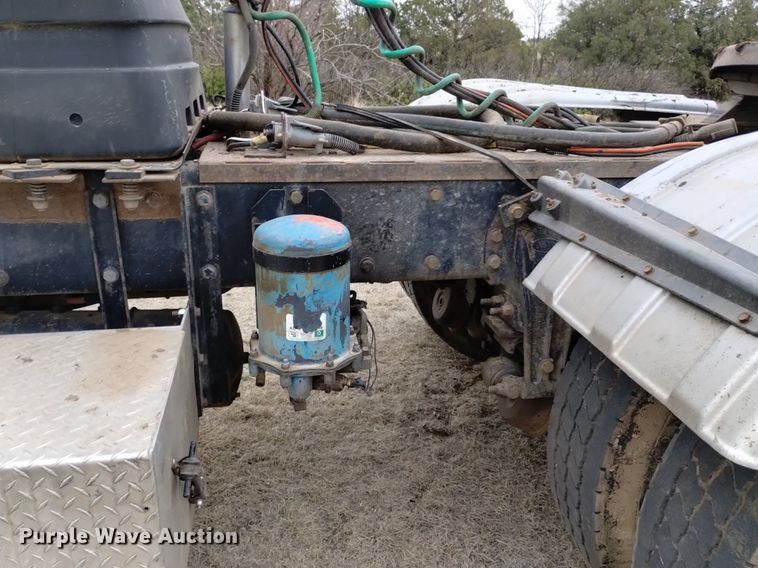 image for item LO9001 2000 Peterbilt 379 semi truck