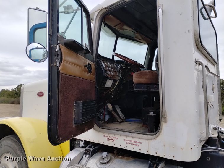 image for item LO9001 2000 Peterbilt 379 semi truck