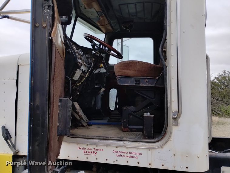 image for item LO9001 2000 Peterbilt 379 semi truck