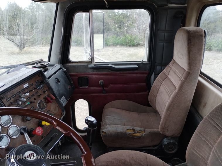 image for item LO9001 2000 Peterbilt 379 semi truck