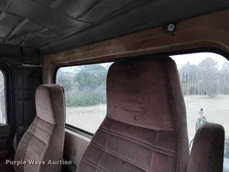 image for item LO9001 2000 Peterbilt 379 semi truck