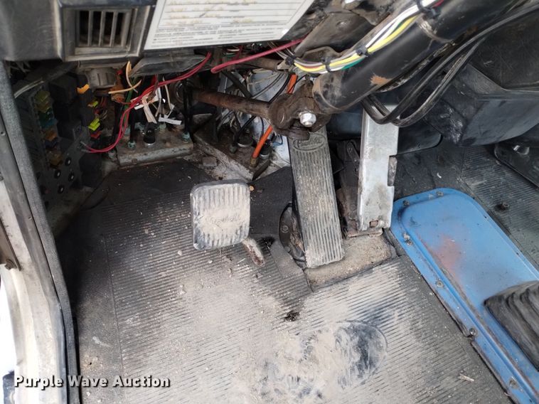 image for item LO9001 2000 Peterbilt 379 semi truck