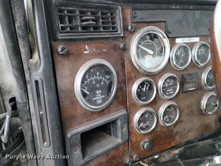 image for item LO9001 2000 Peterbilt 379 semi truck