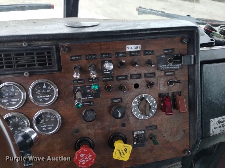 image for item LO9001 2000 Peterbilt 379 semi truck