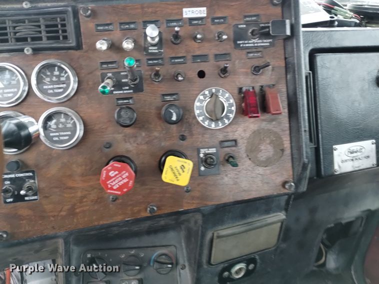 image for item LO9001 2000 Peterbilt 379 semi truck