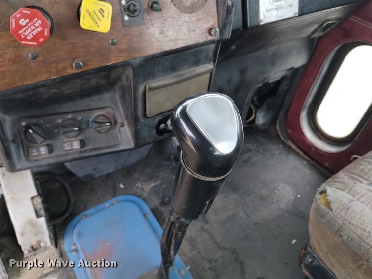 image for item LO9001 2000 Peterbilt 379 semi truck