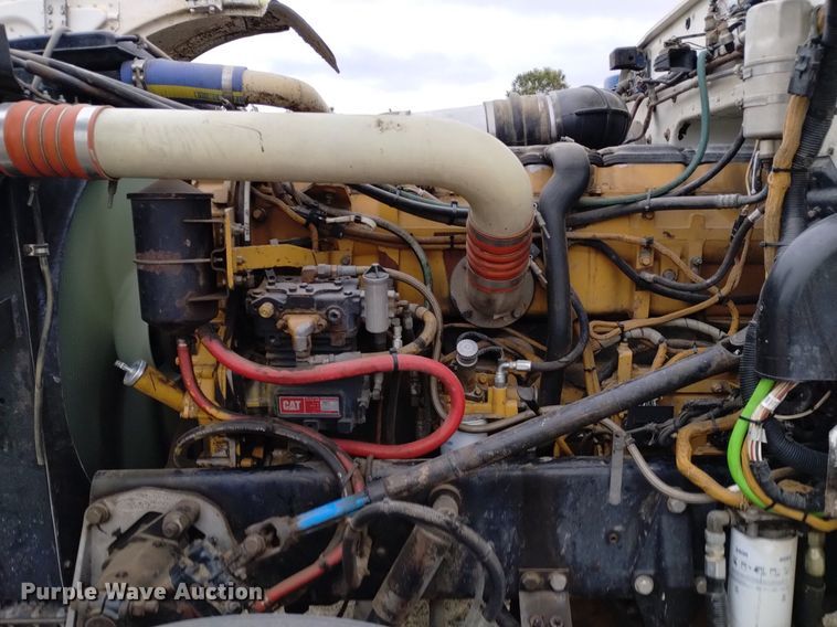 image for item LO9001 2000 Peterbilt 379 semi truck