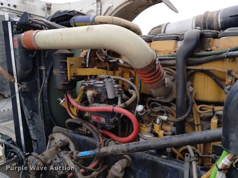 image for item LO9001 2000 Peterbilt 379 semi truck