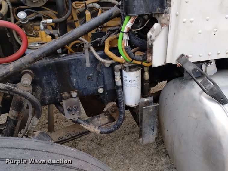 image for item LO9001 2000 Peterbilt 379 semi truck