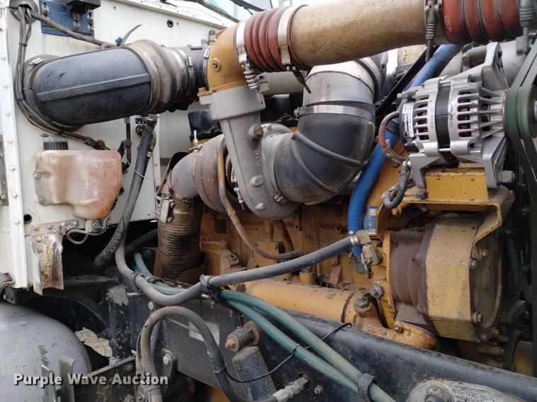 image for item LO9001 2000 Peterbilt 379 semi truck