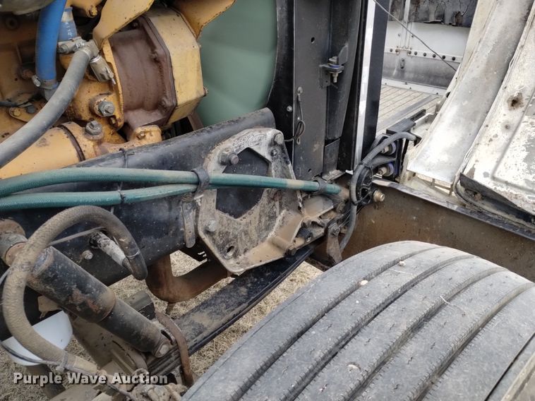 image for item LO9001 2000 Peterbilt 379 semi truck