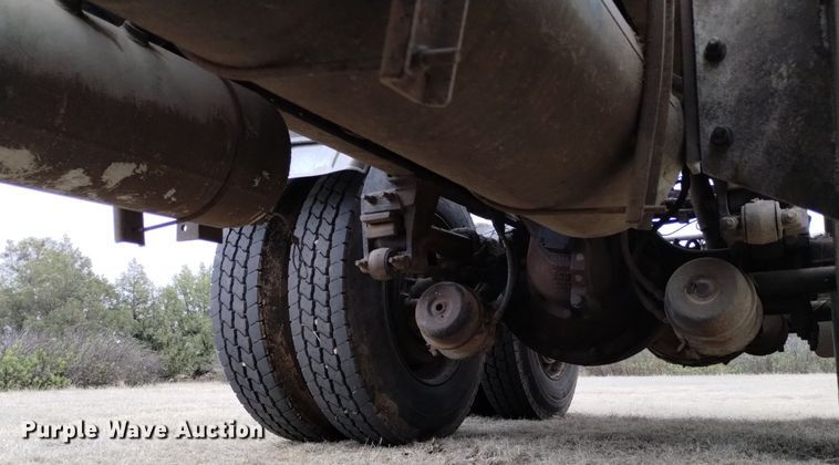 image for item LO9001 2000 Peterbilt 379 semi truck