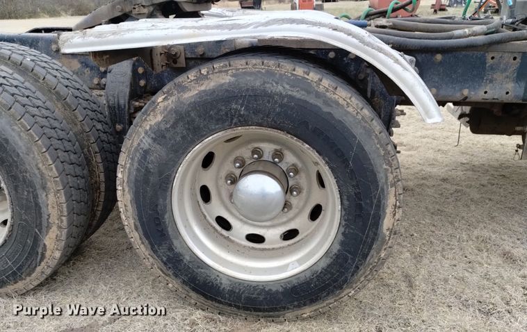 image for item LO9001 2000 Peterbilt 379 semi truck