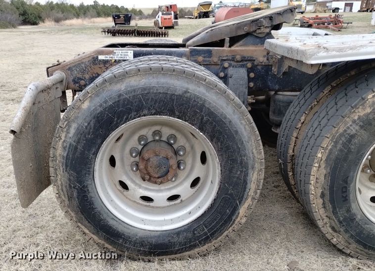 image for item LO9001 2000 Peterbilt 379 semi truck