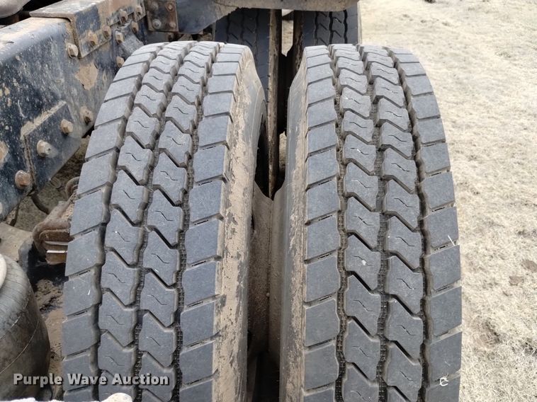 image for item LO9001 2000 Peterbilt 379 semi truck