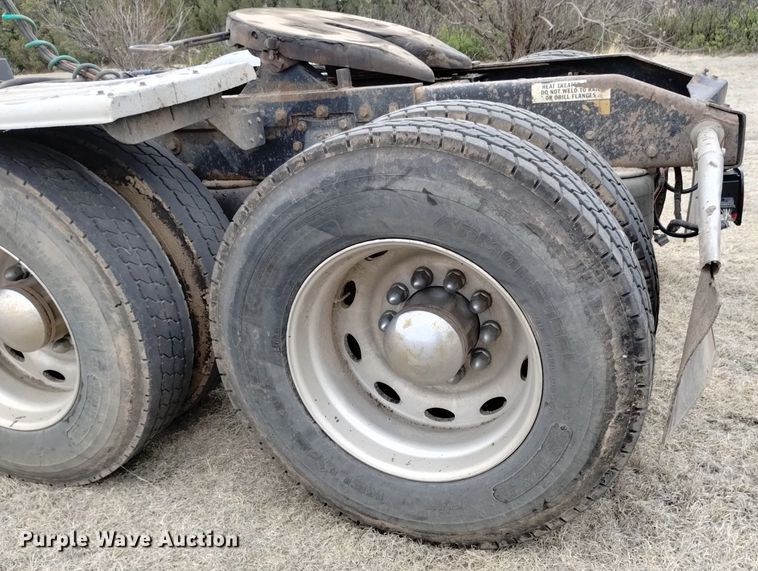 image for item LO9001 2000 Peterbilt 379 semi truck