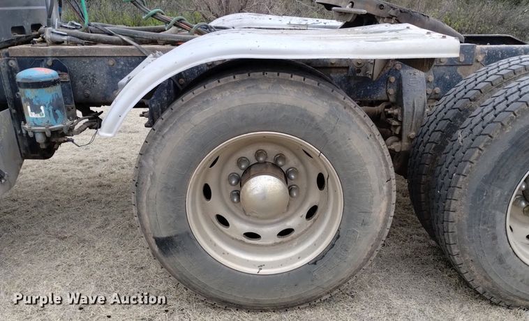 image for item LO9001 2000 Peterbilt 379 semi truck