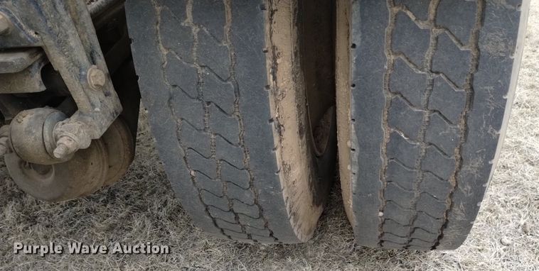 image for item LO9001 2000 Peterbilt 379 semi truck