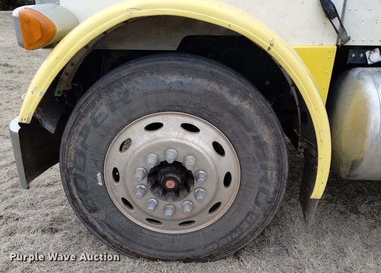 image for item LO9001 2000 Peterbilt 379 semi truck