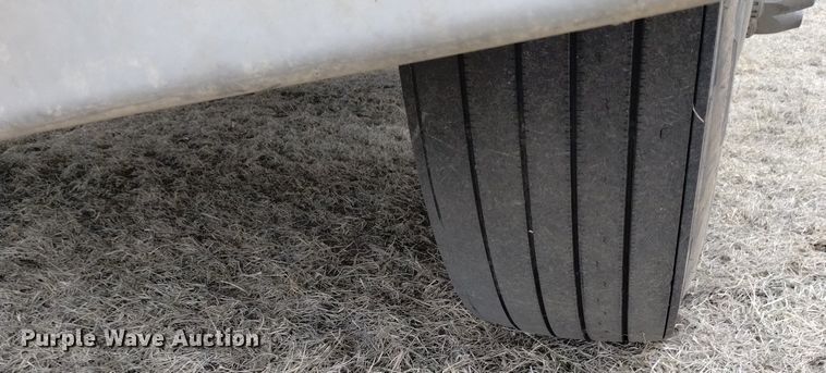 image for item LO9001 2000 Peterbilt 379 semi truck