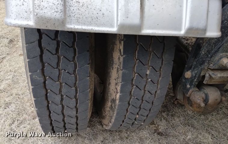 image for item LO9001 2000 Peterbilt 379 semi truck