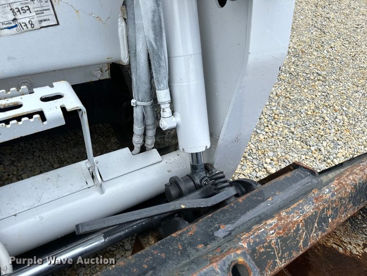 image for item LR9311 2017 Bobcat T450 skid steer loader