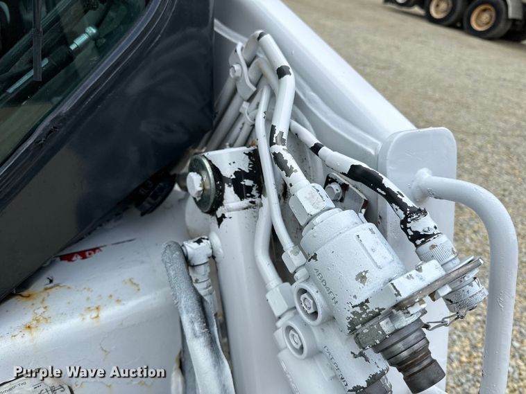 image for item LR9311 2017 Bobcat T450 skid steer loader