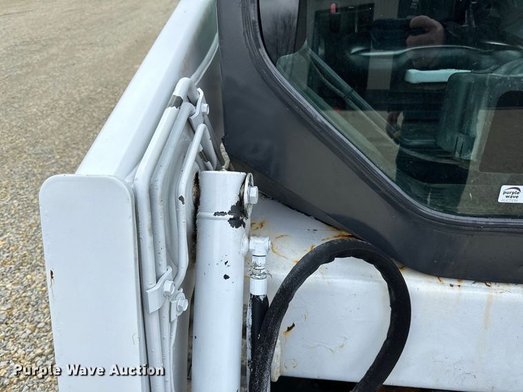 image for item LR9311 2017 Bobcat T450 skid steer loader