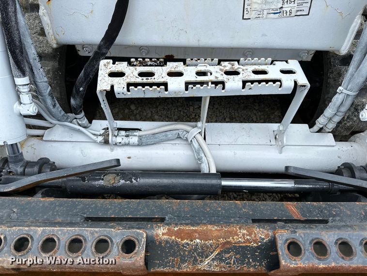 image for item LR9311 2017 Bobcat T450 skid steer loader