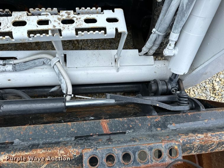 image for item LR9311 2017 Bobcat T450 skid steer loader