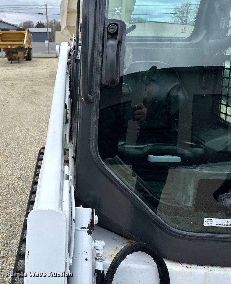 image for item LR9311 2017 Bobcat T450 skid steer loader
