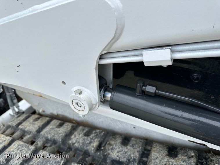 image for item LR9311 2017 Bobcat T450 skid steer loader