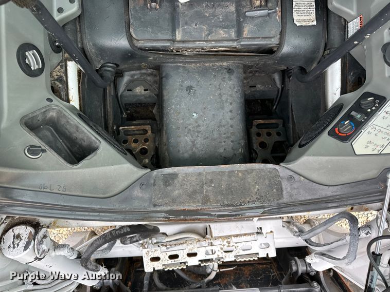 image for item LR9311 2017 Bobcat T450 skid steer loader