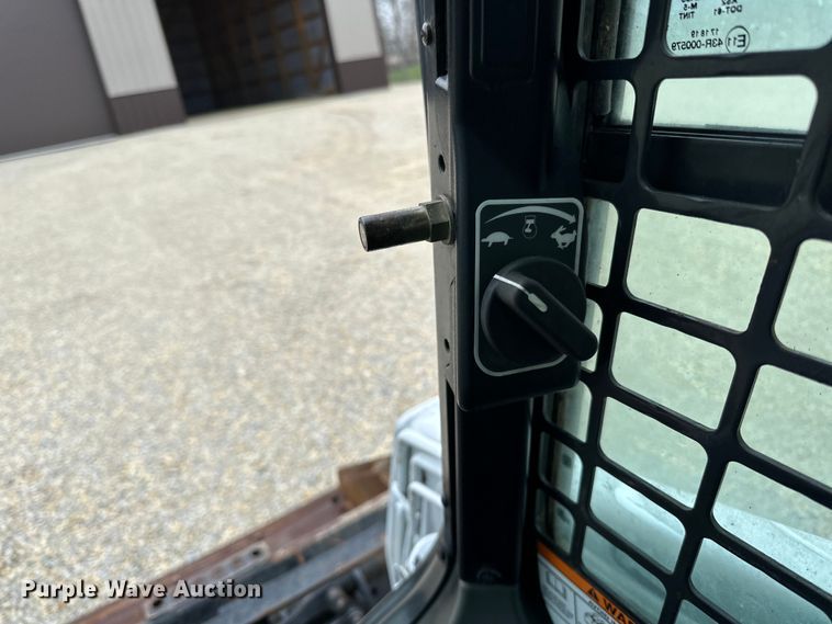 image for item LR9311 2017 Bobcat T450 skid steer loader