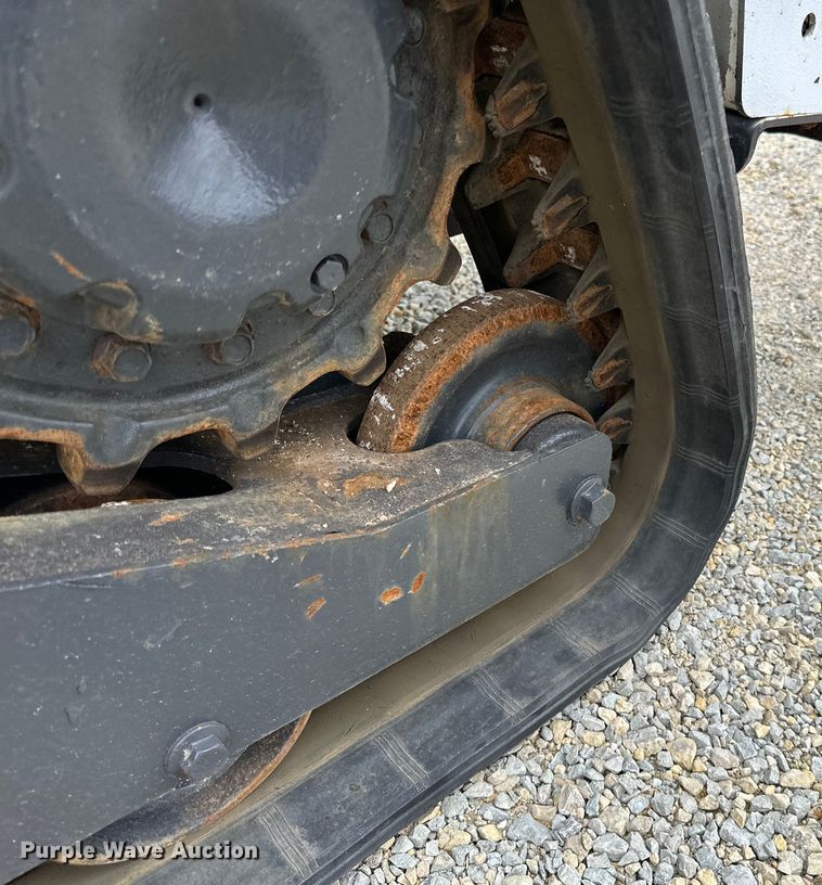 image for item LR9311 2017 Bobcat T450 skid steer loader