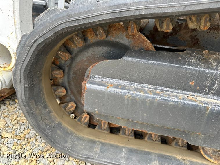 image for item LR9311 2017 Bobcat T450 skid steer loader