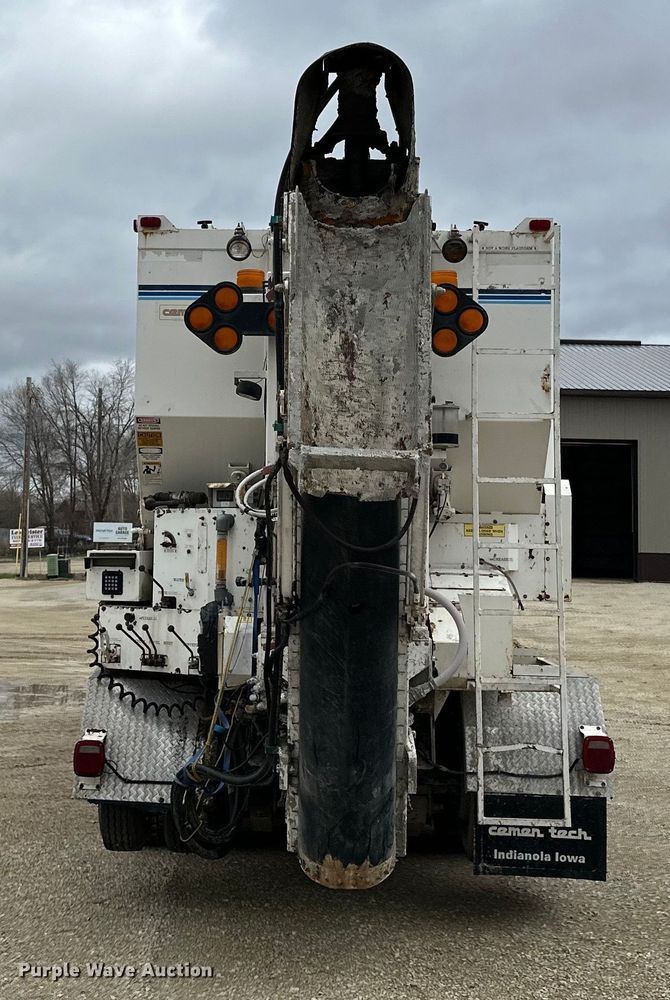 image for item LR9313 2001 Freightliner FL112 volumetric concrete mixer truck