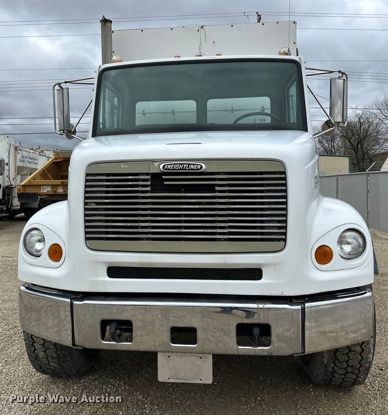 image for item LR9313 2001 Freightliner FL112 volumetric concrete mixer truck