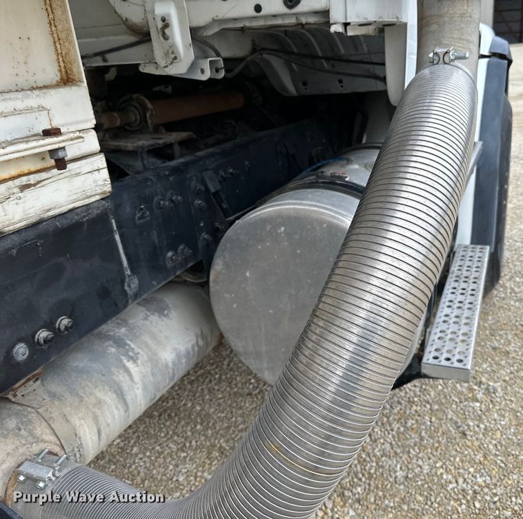 image for item LR9313 2001 Freightliner FL112 volumetric concrete mixer truck