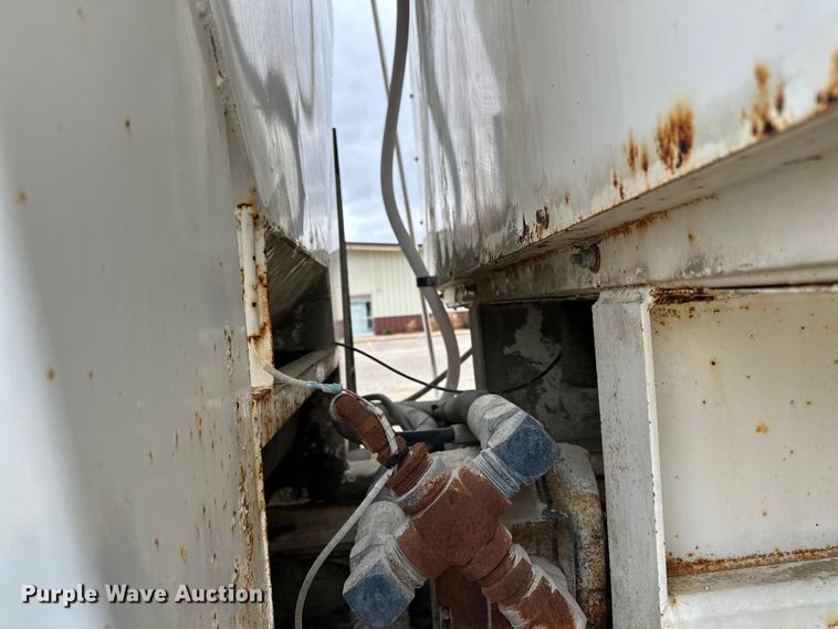 image for item LR9313 2001 Freightliner FL112 volumetric concrete mixer truck