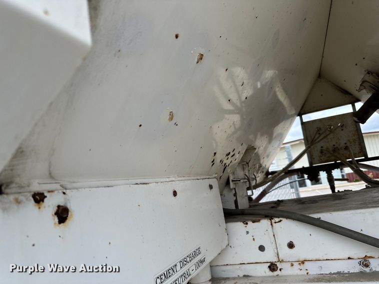 image for item LR9313 2001 Freightliner FL112 volumetric concrete mixer truck