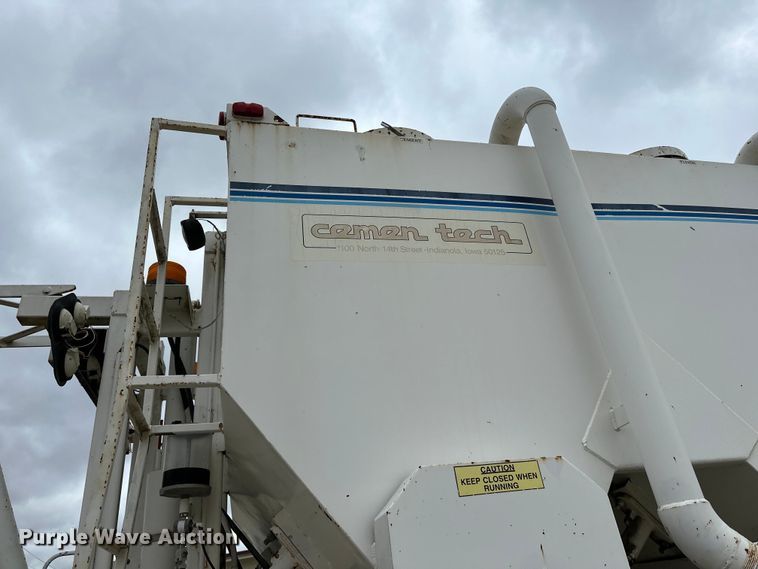 image for item LR9313 2001 Freightliner FL112 volumetric concrete mixer truck