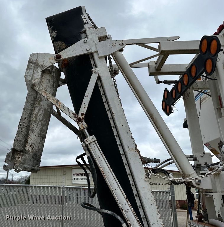 image for item LR9313 2001 Freightliner FL112 volumetric concrete mixer truck