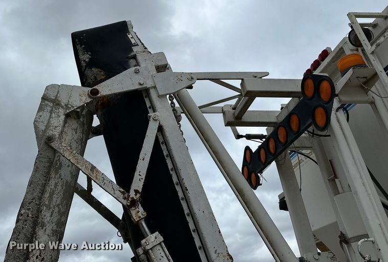 image for item LR9313 2001 Freightliner FL112 volumetric concrete mixer truck