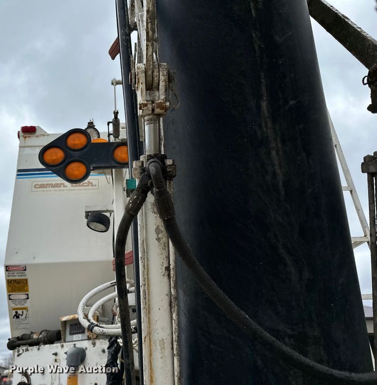 image for item LR9313 2001 Freightliner FL112 volumetric concrete mixer truck