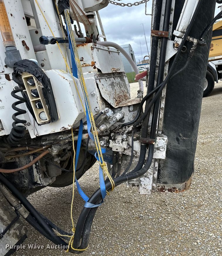 image for item LR9313 2001 Freightliner FL112 volumetric concrete mixer truck