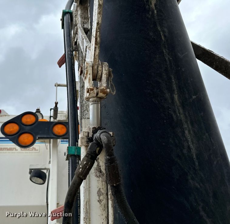 image for item LR9313 2001 Freightliner FL112 volumetric concrete mixer truck