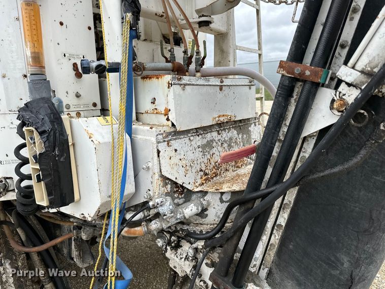 image for item LR9313 2001 Freightliner FL112 volumetric concrete mixer truck