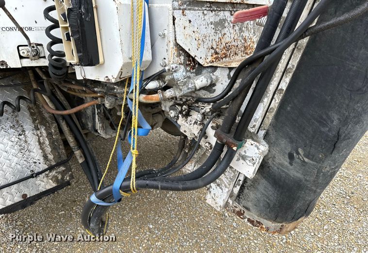 image for item LR9313 2001 Freightliner FL112 volumetric concrete mixer truck